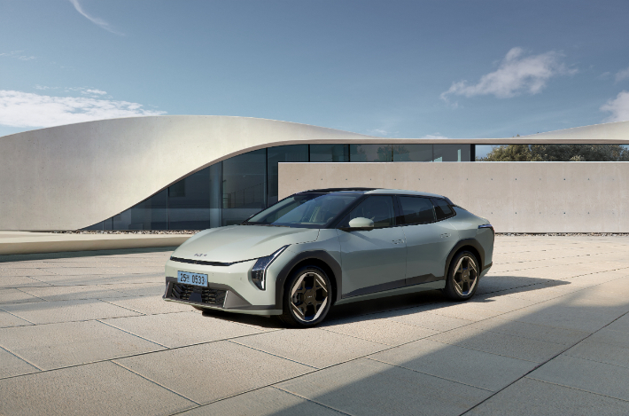 더 기아 EV4 외장. 기아 제공