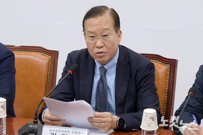 국민의힘 권영세 비대위원장이 10일 서울 여의도 국회에서 열린 비상대책위원회의에서 발언을 하고 있다. 윤창원 기자