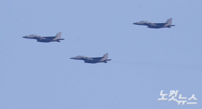 6일 오전 경기 포천시 승진훈련장에서 열린 '2025년 전반기 한미연합 수도기계화보병사단(수기사) 통합화력 실사격 훈련'에서 KF-16이 공대지폭탄을 투하하고 있다. 포천=사진공동취재단