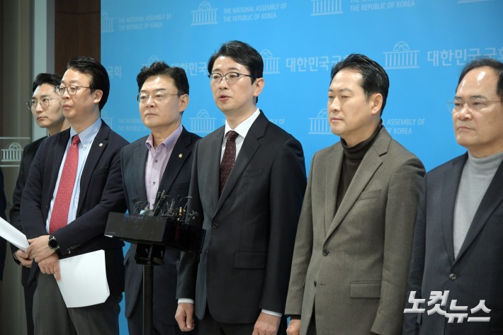 국민의힘 주진우 법률자문위원장 등 국조특위 위원들이 10일 서울 여의도 국회 소통관에서 