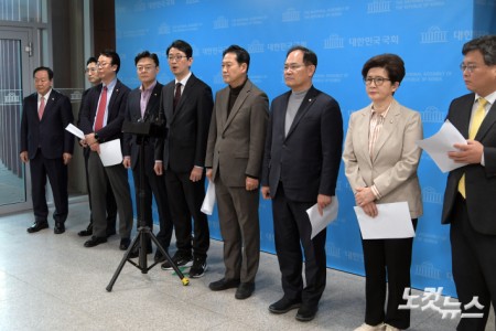 국민의힘 주진우 법률자문위원장 등 국조특위 위원들이 10일 서울 여의도 국회 소통관에서 