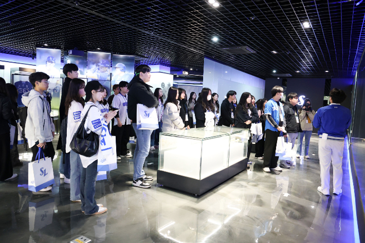 대구대 신입생들이 라팍 입학식에서 야구박물관을 관람하고 있다. 대구대 제공