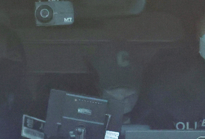 7일 오후 대전서부경찰서에서 첫 대면조사를 마친 대전 초등생 살해 교사 명모(40대) 씨가 경찰 승합차를 타고 유치장으로 이동하고 있다. 연합뉴스