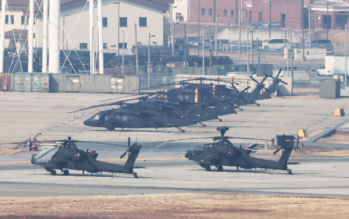 10일부터 20일까지 진행되는 정례적 한미연합훈련 '자유의 방패'(FS:Freedom Shield) 연습을 하루 앞둔 9일 경기도 평택시 캠프 험프리스에 아파치 헬기 등이 대기하고 있다. 연합뉴스