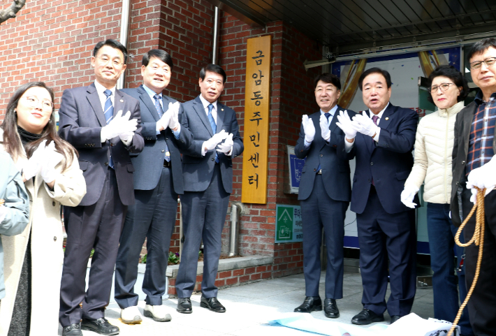 10일 전주시 금암동 통합 청사 현판식에서 우범기 시장과 남관우 시의회 의장 등이 기념촬영을 하고 있다. 전주시 제공