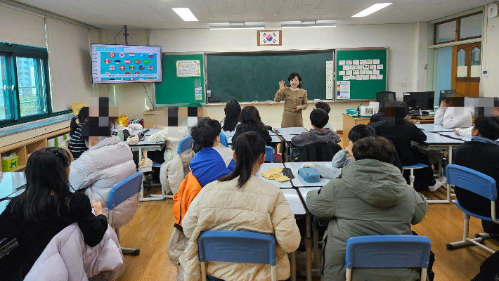 한 강사가 10일 광주 유덕초등학교에서 진행된 '학교로 찾아가는 세계시민교육'에서 6학년 학생들에게 세계시민의 개념을 설명하고 있다. 광주시교육청 제공