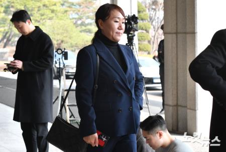 검찰 출석하는 강혜경 씨