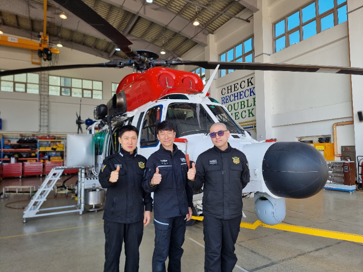 국제여객선 응급환자 이송 임무 수행 해양경찰관들. 동해지방해양경찰청 제공