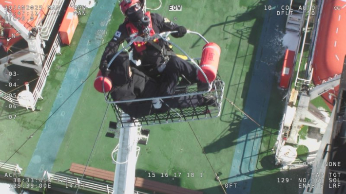 지난 1월 30일 응급환자 구조 장면. 동해지방해양경찰청 제공