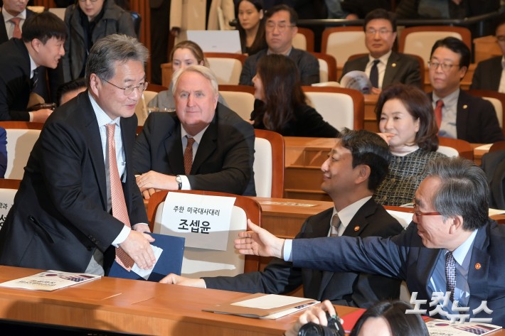10일 서울 여의도 국회 박물관에서 열린 한미의원연맹 창립총회에 조셉윤 주한 미국대사대리가 참석하며 조태열 외교부 장관(오른쪽), 안덕근 산업통산자원부 장관과 인사하고 있다.
