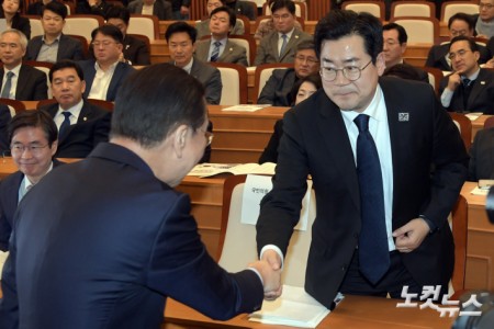 10일 서울 여의도 국회 박물관에서 열린 한미의원연맹 창립총회에서 국민의힘 권영세 비대위원장과 더불어민주당 박찬대 원내대표가 인사를 하고 있다.