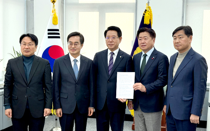 더불어민주당 소속 5명의 시·도지사가 10일 헌법재판소에, 국민의 명령에 따라 윤석열에 대한 파면 결정을 신속하게 내려줄 것을 강력히 촉구했다. 지난 2024년 12월 4일 국회에서 민주당 소속 광역단체장 5명이 공동선언을 통해 윤석열 대통령의 즉시 퇴진을 촉구하는 모습. 전남도 제공