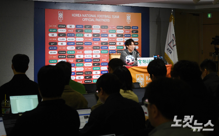 축구 국가대표팀 홍명보 감독이 10일 오전 서울 종로구 축구회관에서 '2026 북중미 월드컵'  아시아 3차 예선 B조 7차전 오만전과 8차전 요르단전에 나설 명단발표 기자회견을 갖고 있다. 축구대표팀은 오는 20일 고양종합운동장에서 FIFA 랭킹 80위 오만과 경기한 뒤, 25일 수원월드컵경기장에서 FIFA 랭킹 64위 요르단과 격돌한다. 황진환 기자