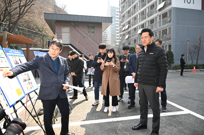오세훈 서울시장이 10일 오후 '노후 공공임대 품질개선' 완료된 서울 서대문구 홍제 유원하나아파트를 찾아 관계자의 설명을 듣고 있다. 연합뉴스