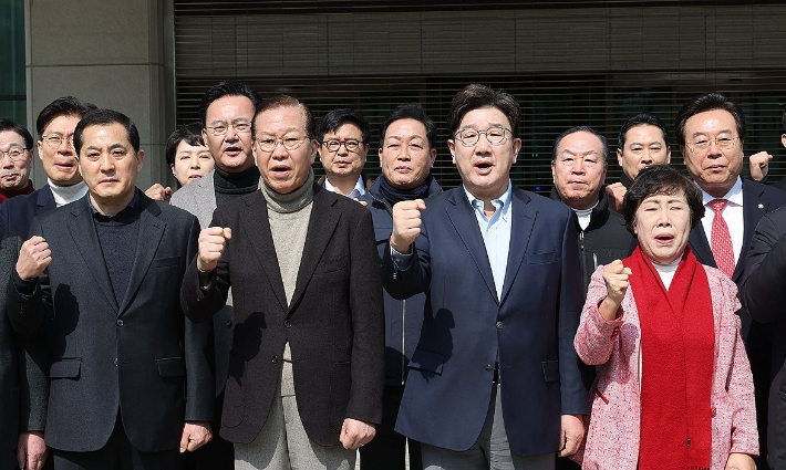 국민의힘 권영세 비상대책위원장과 권성동 원내대표 등 의원들이 8일 서울 대검찰청 앞에서 비상의원총회를 열고 윤석열 대통령의 석방을 촉구하고 있다. 연합뉴스
