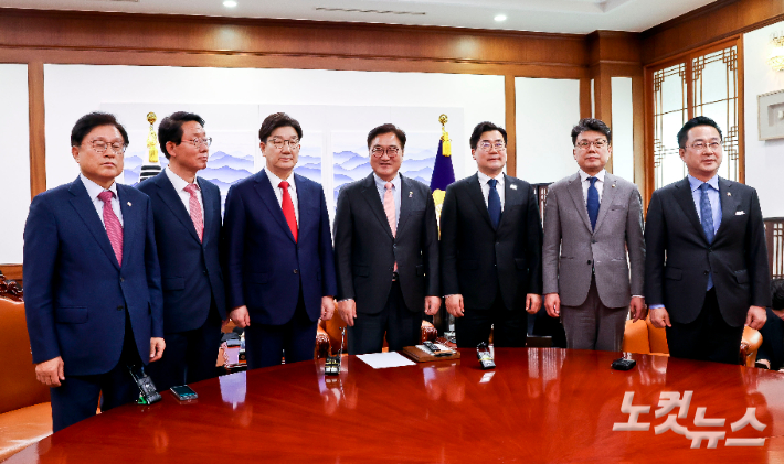 우원식 국회의장과 국민의힘 권성동·더불어민주당 박찬대 원내대표가 10일 서울 여의도 국회 의장실에서 열린 국회의장 주재 국정협의회에 앞서 기념촬영을 하고 있다. 왼쪽부터 국민의힘 박형수 원내수석부대표, 김상훈 정책위의장, 권성동 원내대표, 우 의장, 더불어민주당 박찬대 원내대표, 진성준 정책위의장, 박성준 원내수석부대표. 윤창원 기자