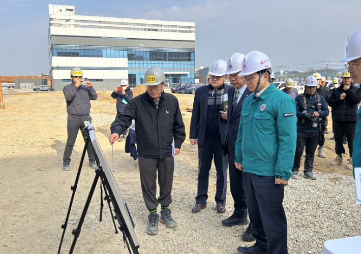 고광완 행정부시장은 민관 합동점검단과 함께 10일 북구 오룡동 첨단 3지구 산업단지 내 인공지능 집적단지 공간건축 신축현장을 찾아 안전관리 실태를 점검했다. 광주시 제공