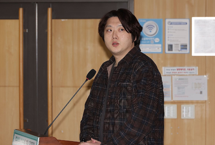 박단 대한전공의협의회 비상대책위원장이 10일 서울 여의도 국회 의원회관에서 열린 의료현장 정상화를 위한 정책 토론회에서 발제를 하고 있다. 연합뉴스