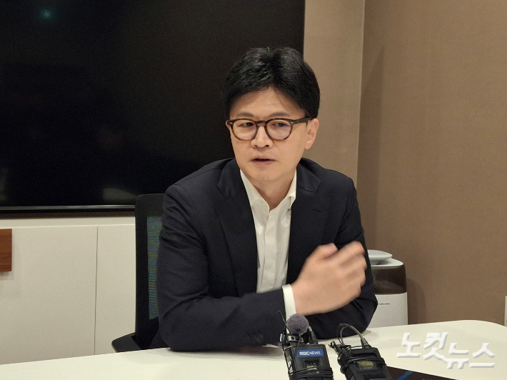 한동훈 국민의힘 전 대표가 10일 부산을 방문해 부산 기자들과 간담회를 하고있다. 강민정 기자 