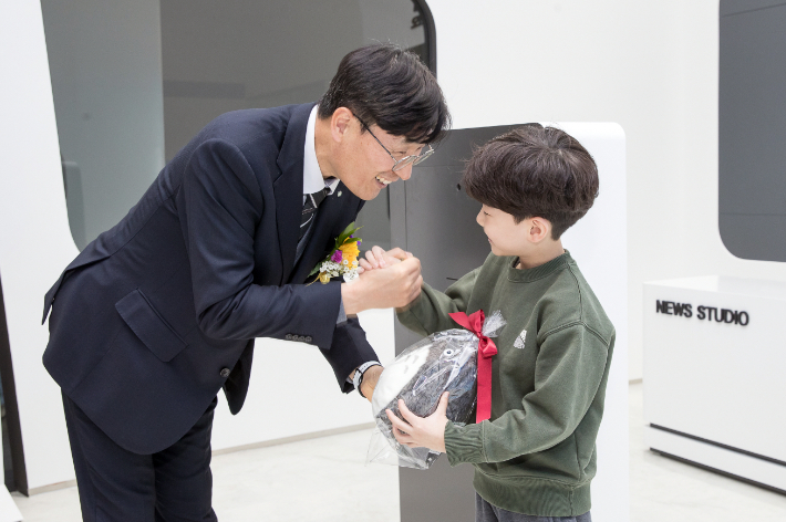 이세용 한울원자력본부장이 U-SSNC 전시관 개관식에서 어린이에게 선물을 전달하고 있다. 한울본부 제공