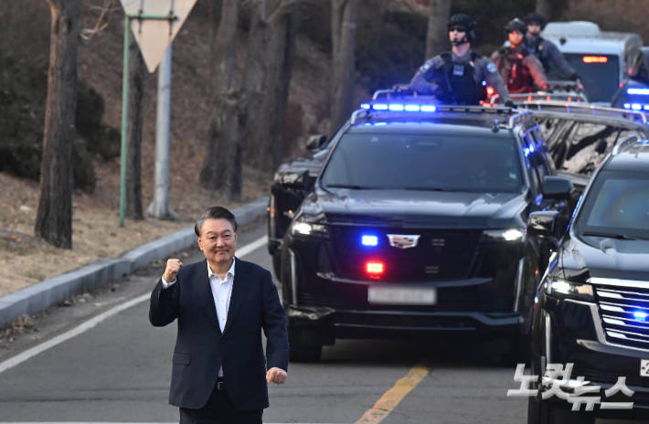 법원의 구속 취소 결정에 검찰이 항고를 포기하면서 석방된 윤석열 대통령이 8일 오후 경기 의왕 서울구치소에서 나와 지지자들에게 인사를 하고 있다. 의왕=황진환 기자