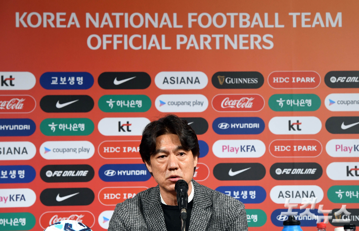 축구 국가대표팀 홍명보 감독이 10일 오전 서울 종로구 축구회관에서 '2026 북중미 월드컵'  아시아 3차 예선 B조 7차전 오만전과 8차전 요르단전에 나설 명단발표 기자회견을 갖고 있다. 축구대표팀은 오는 20일 고양종합운동장에서 FIFA 랭킹 80위 오만과 경기한 뒤, 25일 수원월드컵경기장에서 FIFA 랭킹 64위 요르단과 격돌한다. 황진환 기자