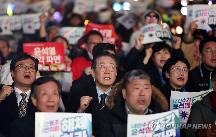 (서울=연합뉴스) 윤동진 기자 = 더불어민주당 이재명 대표가 9일 서울 경복궁역 인근에서 열린 ''윤석열 즉각퇴진·사회대개혁 비상행동, 대통령 탄핵 촉구 집회''에 참석해 구호를 외치고 있다. 2025.3.9 mon@yna.co.kr 연합뉴스