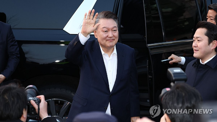 (서울=연합뉴스) 김인철 기자 = 서울구치소에서 석방된 윤석열 대통령이 8일 서울 한남동 관저 앞에 도착, 차량에서 내려 지지자들을 향해 인사하고 있다. 2025.3.8 yatoya@yna.co.kr 연합뉴스