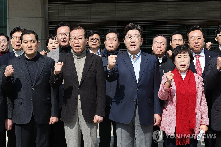 (서울=연합뉴스) 박동주 기자 = 국민의힘 권영세 비상대책위원장과 권성동 원내대표 등 의원들이 8일 서울 대검찰청 앞에서 비상의원총회를 열고 윤석열 대통령의 석방을 촉구하고 있다. 2025.3.8 pdj6635@yna.co.kr 연합뉴스