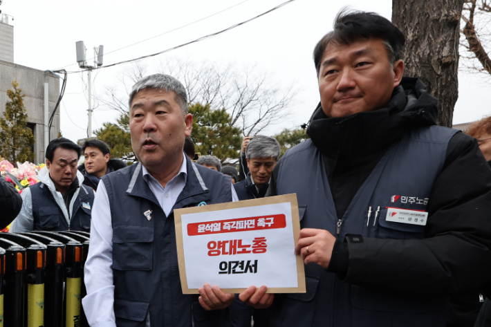 양경수 민주노총 위원장(오른쪽)과 김동명 한국노총 위원장. 연합뉴스