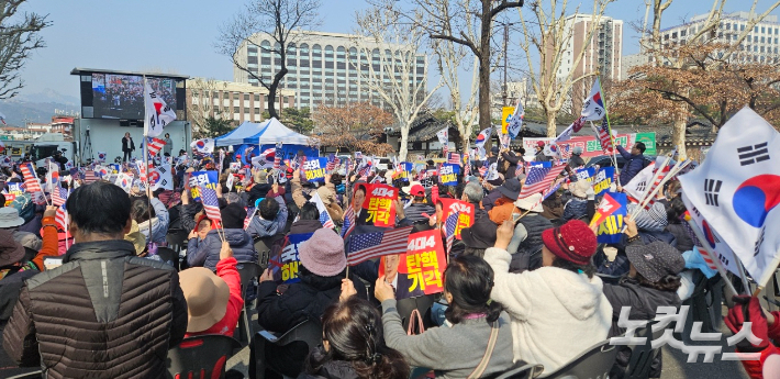 10일 오후 1시쯤 서울 종로구 안국역 5번 출구 앞에서 열린 자유통일당 집회에는 300여 명의 윤 대통령의 지지자들이 참석해 탄핵 반대의 목소리를 냈다. 임성민 수습기자