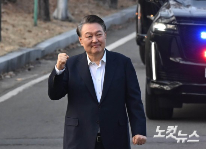 법원의 구속 취소 결정에 검찰이 항고를 포기하면서 석방된 윤석열 대통령이 지난 8일 오후 경기 의왕 서울구치소에서 나와 지지자들에게 인사를 하는 모습. 의왕=황진환 기자