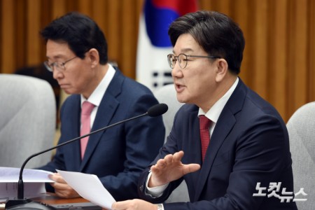 발언하는 권성동 원내대표