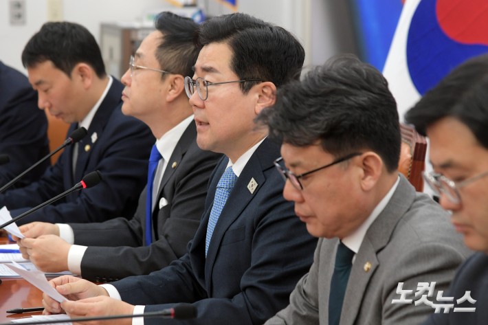 원내대책회의 발언하는 박찬대 원내대표