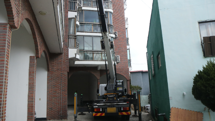 7일 부산 동구의 한 빌라 건물 외벽에서 창틀 마감 작업을 하던 40대 작업자가 추락해 숨졌다. 부산경찰청 제공 