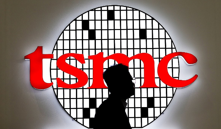 23일 오전 서울 강남구 코엑스에서 열린 제 26회 반도체 대전 SEDEX 2024에 TSMC 간판이 놓여 있다. 연합뉴스