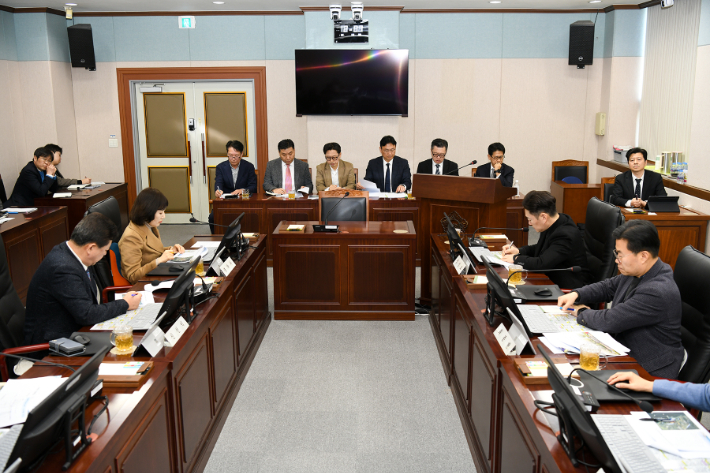 속초시는 지난 10일 민간투자 제안사업자인 ㈜신세계센트럴시티와 함께 시의회에서 영랑호 관광단지 조성사업에 대해 설명과 함께 질의·답변하는 소통의 시간을 가졌다. 속초시 제공