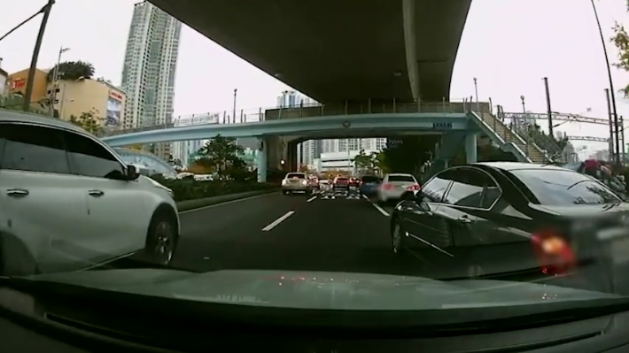 지난 2021년 11월 부산 부산진구 한 도로에서 차선 변경 차량(오른쪽)이 깜빡이를 켜고 들어오자 속도를 올려 고의로 사고를 내는 모습. 부산경찰청 제공