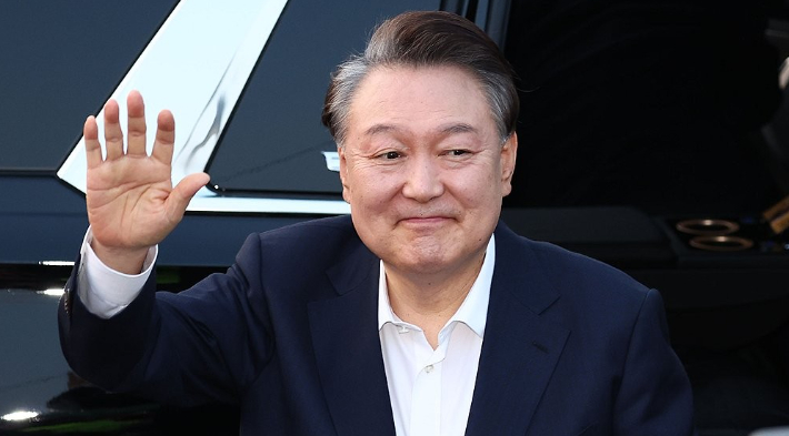 서울구치소에서 석방된 윤석열 대통령이 8일 서울 한남동 관저 앞에 도착, 차량에서 내려 지지자들을 향해 인사하고 있다. 연합뉴스