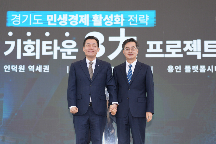 11일 김동연(오른쪽) 경기도지사와 이재준 수원특례시장이 수원월드컵경기장 일대에서 우만 테크노밸리 구상 등에 대한 공동브리핑을 진행했다. 수원특례시 제공