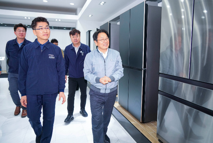 강기정 광주광역시장이 10일 오전 광산구 삼성전자 그린시티 1캠퍼스를 방문해 미국 트럼프 2기 관세 강화에 따른 삼성전자의 대응 전략을 청취하고 협력방안을 논의한 뒤 제품 홍보관을 둘러보고 있다. 광주광역시 제공 