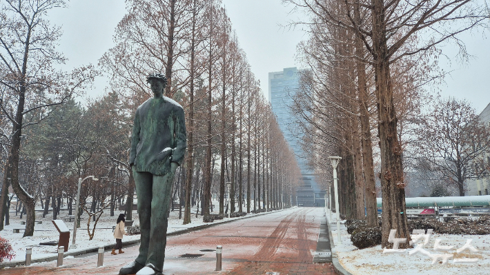 경북 경산시 영남대 교정의 별05 조형물과 메타세콰이어길. 이재기 기자 