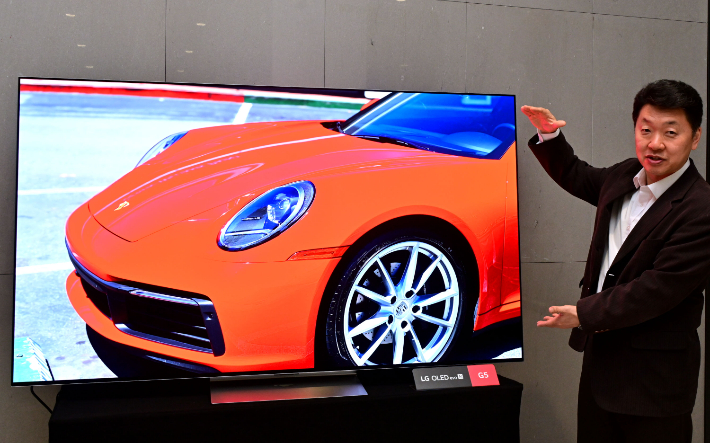 LG전자 백선필 TV상품기획담당이 11일 서울 강서구 LG사이언스파크에서 브리핑을 열고 2025 LG 올레드·QNED TV 신제품에 대해 설명하고 있다. LG전자 제공