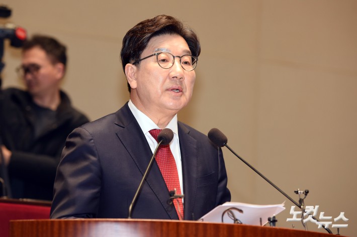 발언하는 권성동 원내대표