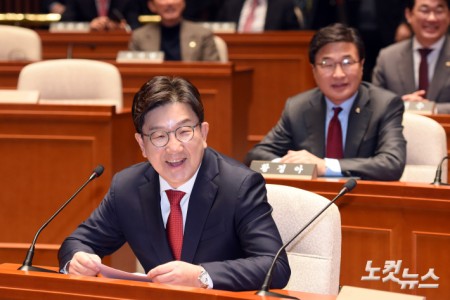 환하게 웃는 권성동 원내대표