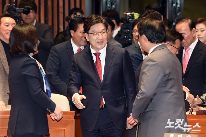 의총 참석하는 권성동 원내대표