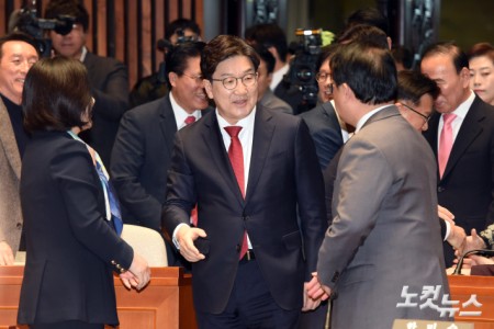 의총 참석하는 권성동 원내대표