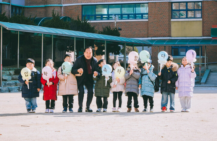 이권재 오산시장이 학생들과 환하게 웃고 있는 모습. 오산시 제공