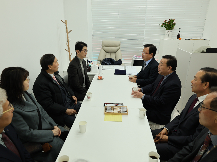 대한전문건설협회 부산시회는 지난 8일 오전 11시, 국회운영위원이자 법제사법위원회 위원인 주진우 국회의원과 간담회를 열고 전문건설업계의 주요 현안과 발전 방향에 대해 논의했다. 대한전문건설협회 부산시회 제공