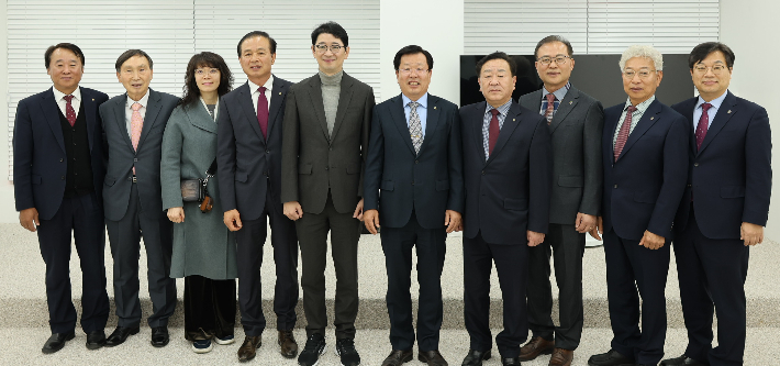 대한전문건설협회 부산시회는 지난 8일 오전 11시, 국회운영위원이자 법제사법위원회 위원인 주진우 국회의원과 간담회를 열고 전문건설업계의 주요 현안과 발전 방향에 대해 논의했다. 대한전문건설협회 부산시회 제공